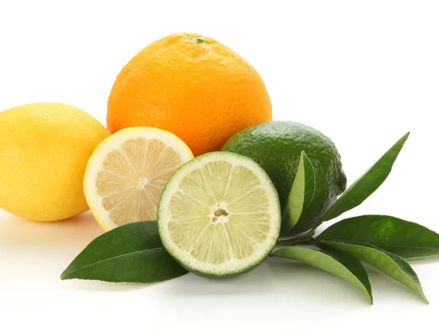 Limones frescos cortados para potenciar el efecto detox del zumo