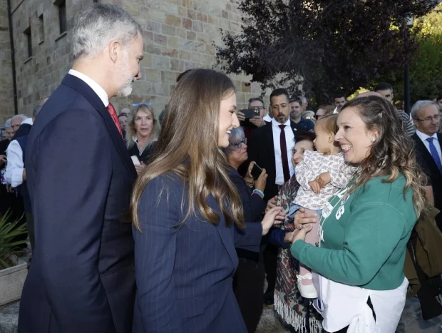 Felipe VI y la princesa Leonor saludando al pueblo de Navarra