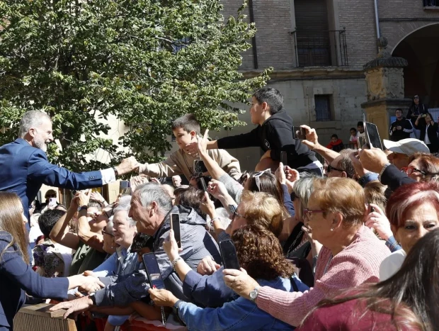 Felipe VI y la princesa Leonor saludando al pueblo de Navarra