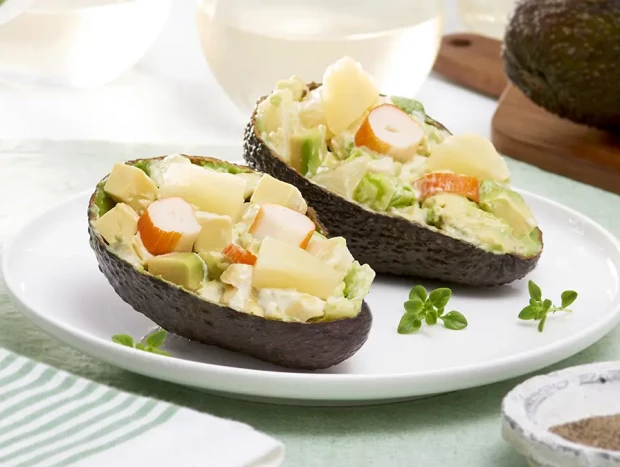 Aguacates rellenos caseros con ensaladilla