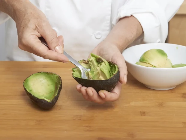Mitades de aguacate vaciadas y preparadas para rellenar