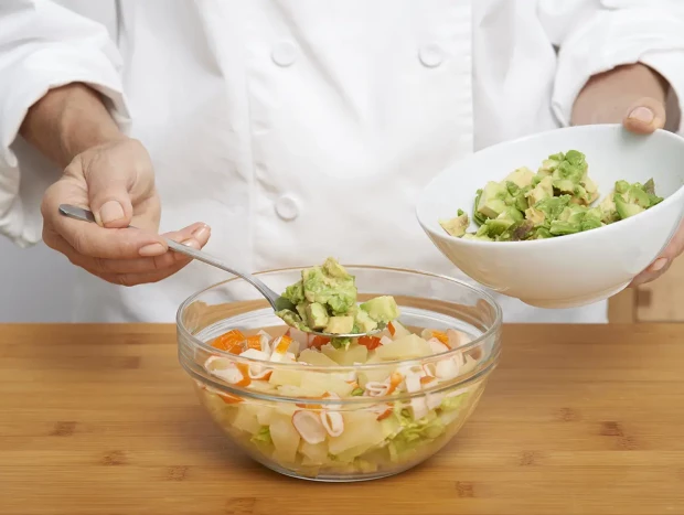 Aguacates rellenos con el preparado de ensaladilla
