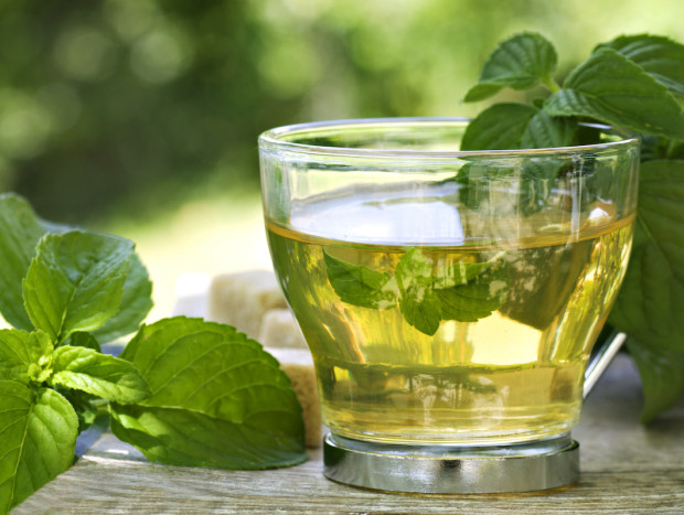 Tomar una infusión de menta te puede ayudar a calmar los gases.