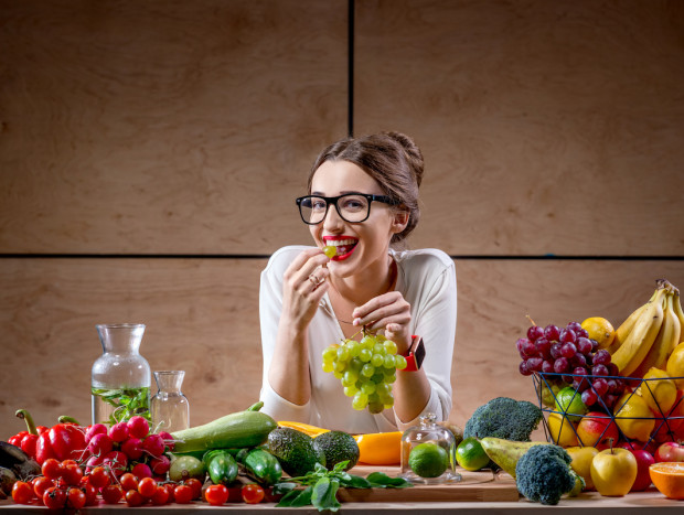 Eliminar los alimentos ultraprocesados y optar por una dieta rica en verduras, frutas y cereales integrales es una de las mejores medidas preventivas para cuidar la digestión.