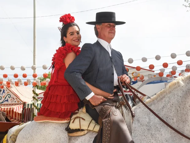 Cayetano Martínez de Irujo y Bárbara Mirjan a caballo