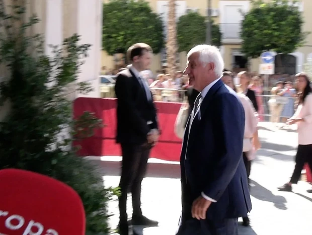 Alfonso Martínez de Irujo entrando en la boda equivocada EP