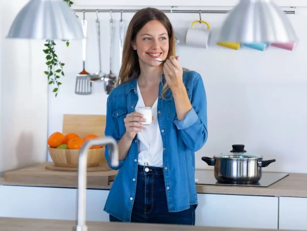 El yogur natura sin azúcares añadidos tiene probióticos que favorecen la digestión y la salud pancreática.