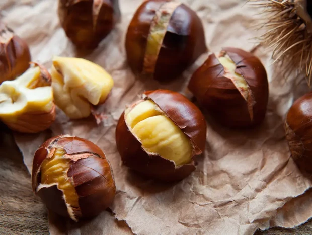 Castañas recién asadas, listas para usar en recetas otoñales.
