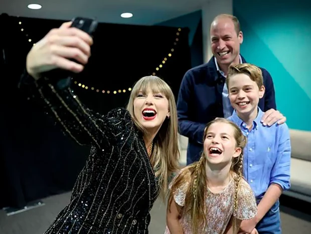 Una imagen de archivo del príncipe Guillermo y sus hijos mayores haciéndose un selfi con Taylor Swift.