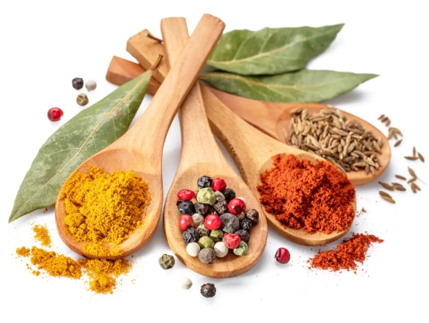 Usar especias para dar sabor a tus platos ayuda a reducir el consumo de sal que cuando es elevado puede sobrecargar el rinón.
