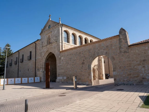 La entrada al hotel ubicado en el Monasterio de Valbuena.