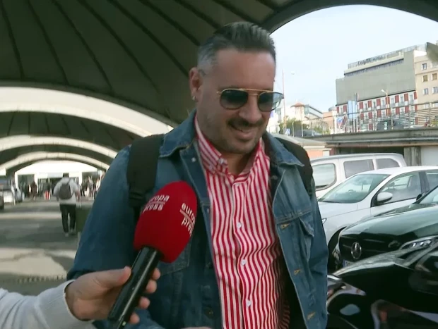 Andy Morales, de Andy y Lucas, en una imagen de EP con los reporteros a pie de calle.