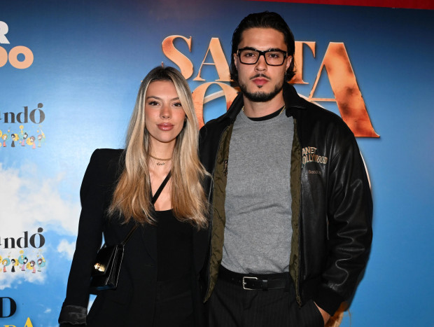 Alejandra Rubio y Carlo Costanzia en el Teatro Calderón para asistir a la obra 'Santa Lola', a 29 de octubre de 2025, en Madrid (España).