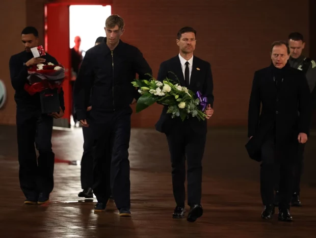 Dean Huijsen, entrenador del Real Madrid, Xavi Alonso, director de Relaciones Institucionales del Real Madrid, Emilio Butragueño, y Trent Alexander-Arnold, también del Real Madrid, observan los homenajes al exjugador del Liverpool, Diogo Jota, en Liverpool, Reino Unido, el 3 de noviembre de 2025 (EFE).