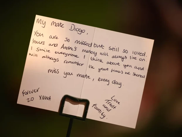 Nota a Diogo Jota en el homenaje del Real Madrid en Liverpool