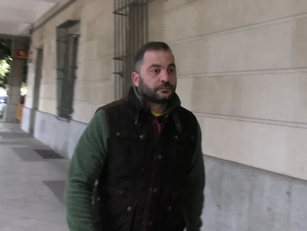 Antonio Tejado, serio y agotado, acude a firmar al juzgado y guarda silencio ante la fianza de 639.000 euros (EP).