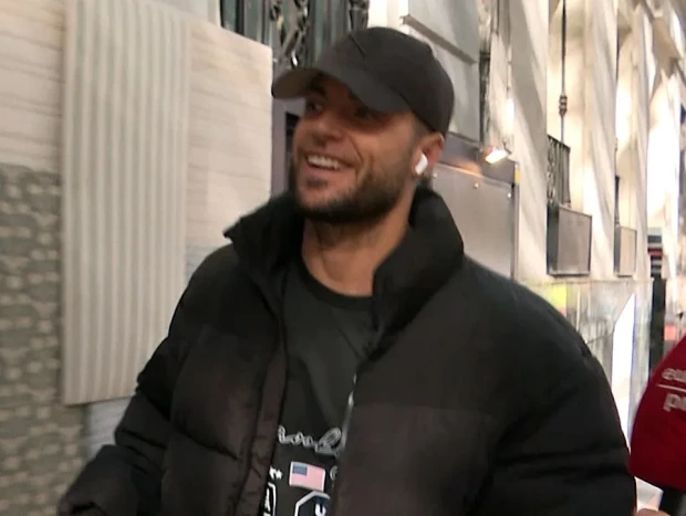 Montoya en una imagen de EP por la calle en Madrid con gorra negra