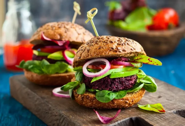 La «hamburguesa» vegana de alubias rojas aporta proteínas vegetales y mucha fibra.