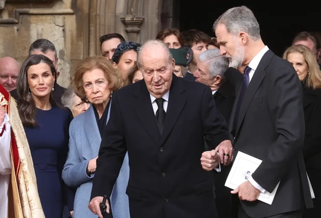 Juan Carlos salió de la misa por su cuñado, Constantino, del brazo de Felipe y ambos seguidos por Sofía y Letizia.