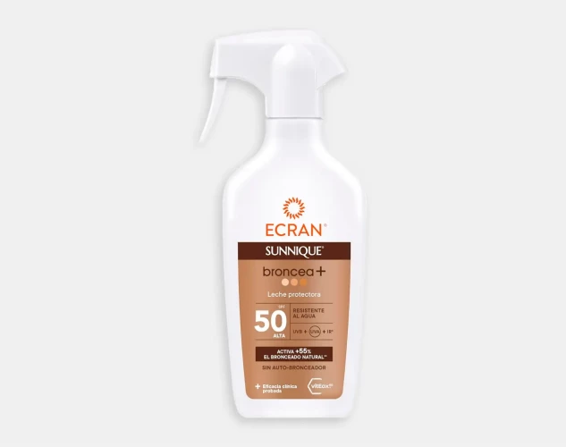 Leche solar en spray con protección alta y efecto bronceado