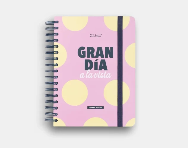 Agenda diaria 2025–2026 con planificador mensual, separadores y cierre elástico.