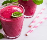 Zumo de fresas, plátano y remolacha detox a tope