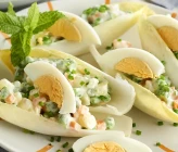 Endivias rellenas de ensaladilla rusa. Plato rico