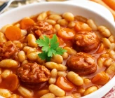 Plato servido de alubias con chorizo caseras.