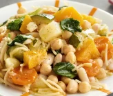 Potaje de alubias, garbanzos, patatas, espinacas y fideos