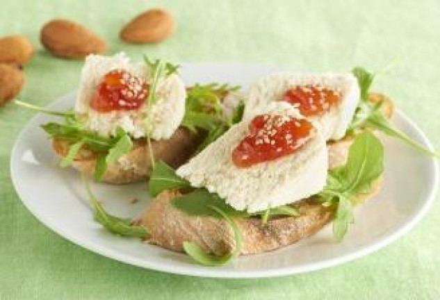 Tostadas con queso de almendras y mermelada de tomate.