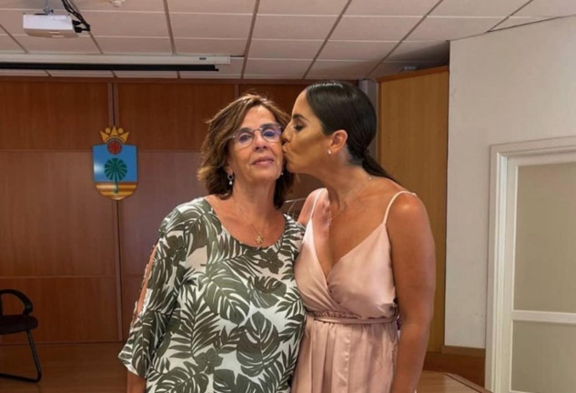 Mercedes Bernal junto a Anabel Pantoja en el día de su boda por lo civil