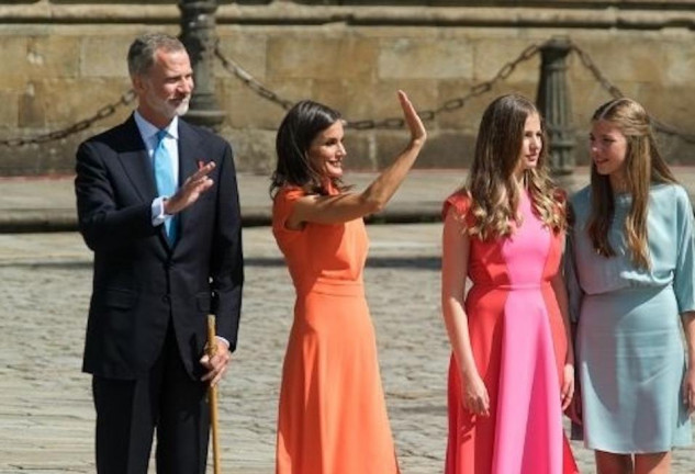 Los Reyes, Felipe VI y Letizia, acompañados por la Princesa de Asturias, Leonor de Borbón, y la Infanta Doña Sofía, saludan a su llegada a una Ofrenda Nacional al Apóstol Santiago