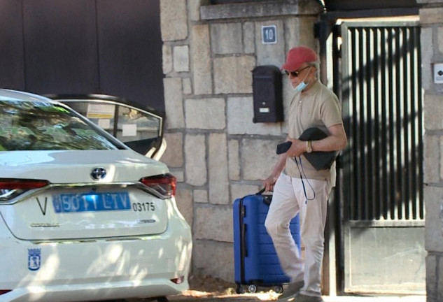 José Ortega Cano, saliendo de su casa con una maleta.