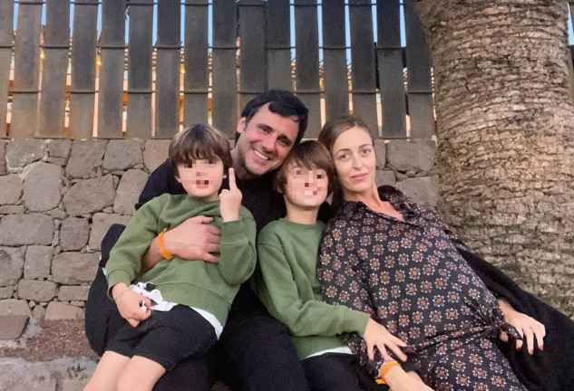 Ion Aramendi y María Amores posan junto a sus hijos (@sraamores)
