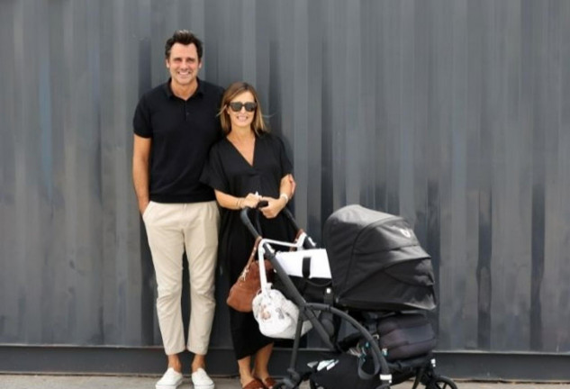 Ion Aramendi y María Amores posan con su bebé (Europa Press)