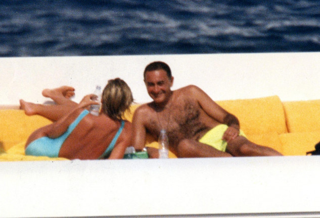 La princesa Diana de Gales y Dodi Al Fayed navegando en su yate.