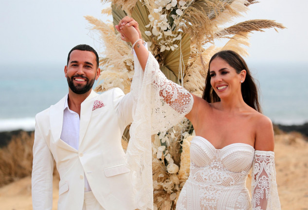 Omar Sánchez y Anabel Pantoja durante su boda, el 1 de octubre de 2021, en La Graciosa (Europa Press)
