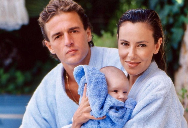 Ana Obregón y Alessandro Lequio con su hijo Álex, en una fotografía de su álbum personal