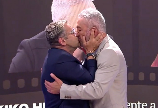 Jorge Javier y Kiko Hernández se han dado un apasionado beso en 'Sálvame'.