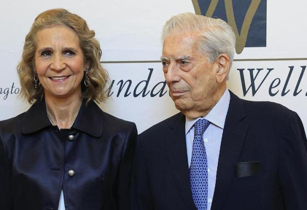 Mario Vargas Llosa y la infanta Elena durante la entrega del Premio Capote de las Artes 2022.