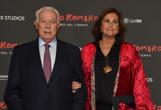 Carmen Tello y Curro Romero en un evento.