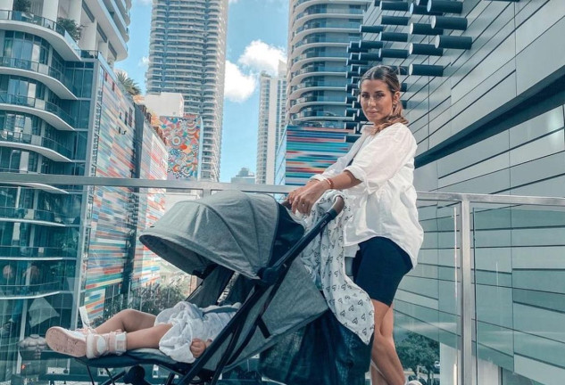Elena Tablada con un carrito de bebé.
