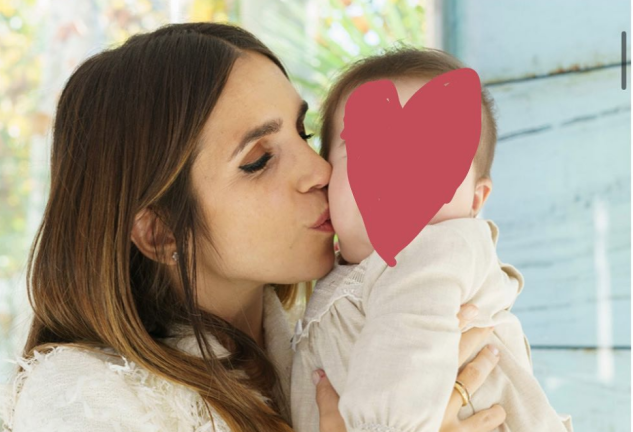 Elena besando a su hija.