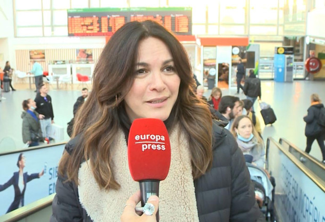 Fabiola, en la estación de Atocha, habla con los reporteros de Europa Press.