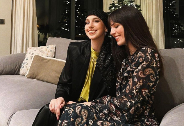 Elena Huelva y su hermana Emi en una imagen de Navidad.