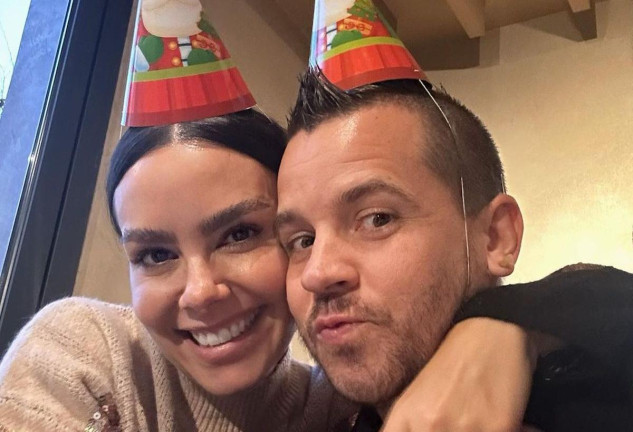 Cristina Pedroche y Dabiz Muñoz con gorros de Navidad.