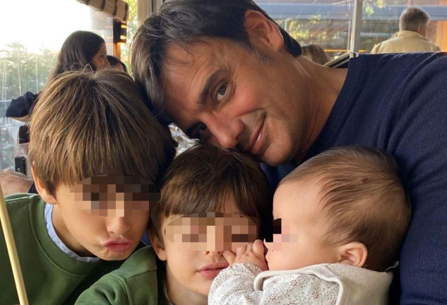 Ion Aramendi y sus tres hijos (redes).