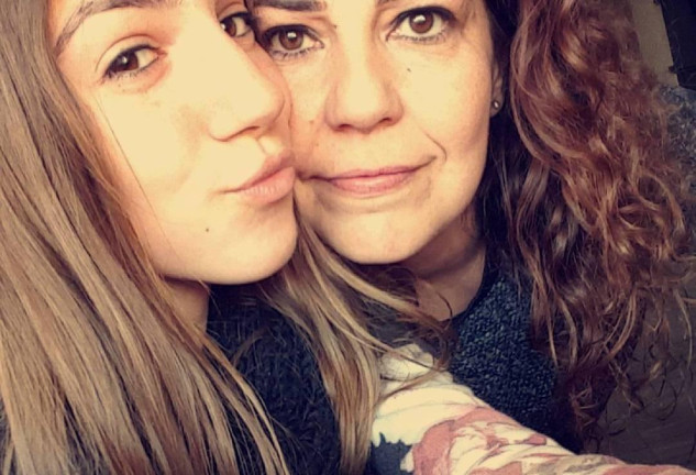 Elena Huelva y su madre, Emi, en una imagen de 2016