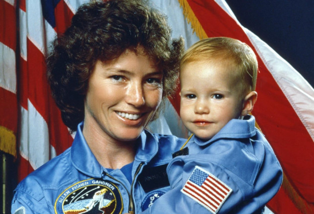Cuando Anna embarcó en el «Discovery», su hija Kristin tenía 14 meses. Dcha., en el interior de la nave espacial.