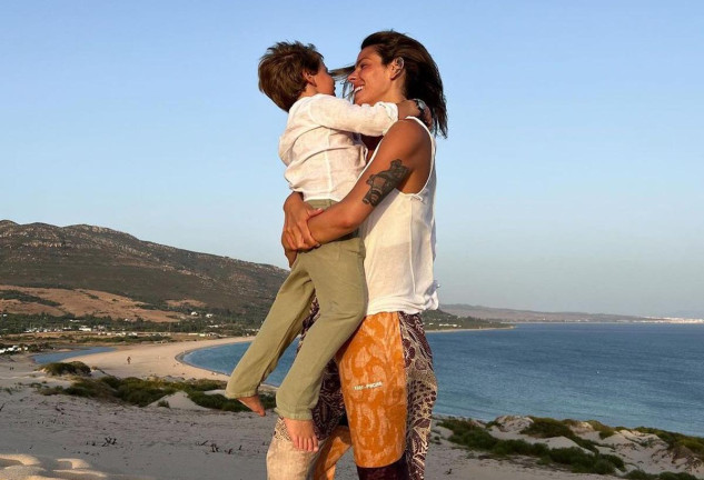 Laura Matamoros y su hijo Benji, en una imagen en la playa